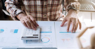 Finans ve muhasebe sektöründe çalışan iş adamı ev kavramından mali bütçe çalışmalarını analiz etti.