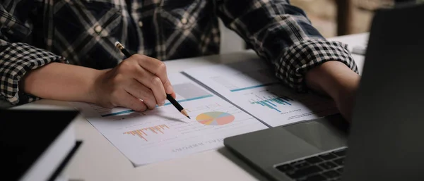 Mujer contable discutiendo nuevos datos del gráfico financiero del plan en la mesa de la oficina con el ordenador portátil en casa — Foto de Stock