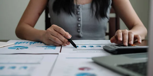 Business woman working in finance and accounting Elemezze a pénzügyi költségvetést számológéppel és laptoppal otthon — Stock Fotó