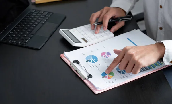 Концепция бухгалтера. бизнесмен, работающий с помощью калькулятора с отчетом диаграмм в офисе — стоковое фото