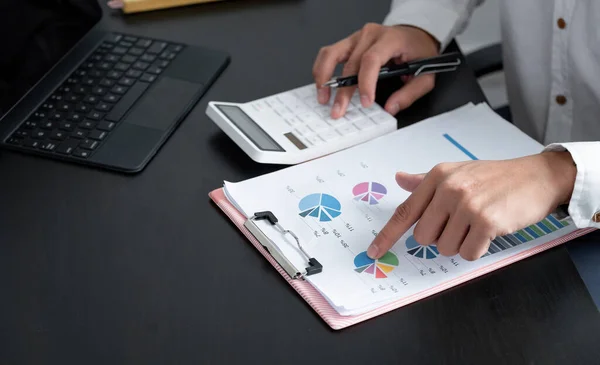 Contabilidade conceito homem. empresário trabalhando usando calculadora com gráficos relatório no escritório — Fotografia de Stock