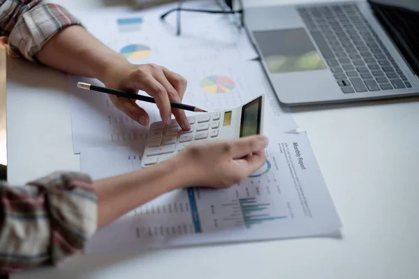 Zakelijke vrouw werkzaam in financiën en boekhouding Analyseer financiële begroting in het kantoor. — Stockfoto