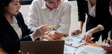 Takım çalışması beyin fırtınası konsepti, ofiste çalışan iş adamları toplantıda belge ve fikirleri tartışıyor..