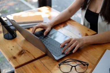 Ev ofisindeki dizüstü bilgisayarda yazı yazan kadınları kapat.