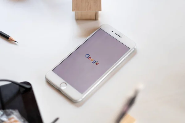 CHIANG MAI,THAILAND-MAY 16, 2021 Close-up image of smartphone with Google app on iPhone is an online social networking is popular In year — Stock Photo, Image