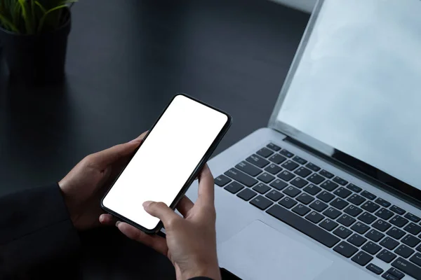 Frau benutzt Smartphone-rahmenlose Attrappe mit leerem Bildschirm im Home Office — Stockfoto