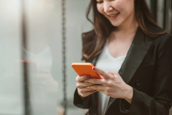 スマートフォンのオンラインショッピング、コール、テキストメッセージインターネット技術ライフスタイルを使用してビジネス女性。現代のオフィスで携帯電話を使用してアジアの女性 — ストック写真