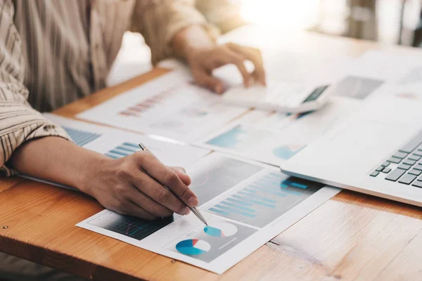 Financial Business man analysera grafen över företagets resultat för att skapa vinst och tillväxt, Marknadsundersökningar och inkomststatistik, Redovisning koncept — Stockfoto