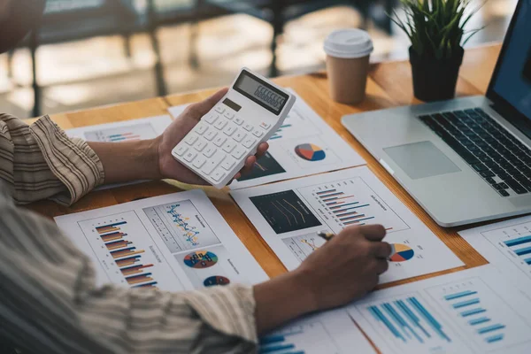 Concept de comptabilité d'entreprise, homme d'affaires à l'aide d'une calculatrice avec ordinateur portable, budget et papier de prêt au bureau — Photo