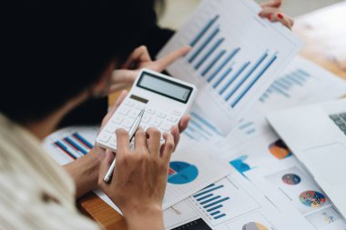 Finansal, hesap makinesiyle muhasebe, ofisteki ekiple yatırım danışmanı. Takım Çalışması Buluşma Kavramı.