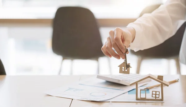 부동산 중개업자가 있는 주택 모델 과 집, 보험, 대출금등을 살 수있는 계약을 논의하는 고객 — 스톡 사진