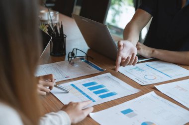 İş adamları iş stratejisi planlamak için veri analizi rakamları için toplanıyorlar. İş tartışması kavramı.