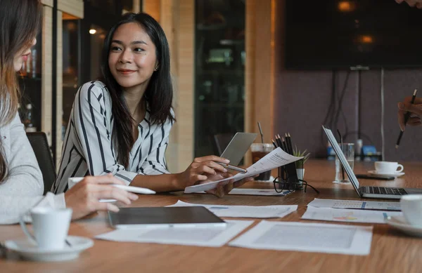 Les gens d'affaires discutent des graphiques et des graphiques montrant les résultats de leur travail d'équipe réussi. Concept de travail d'équipe — Photo