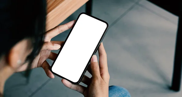 Mockup imagine alb ecran gol pentru publicitate. femeie mesaje text mână folosind mobil pe birou la cafenea — Fotografie, imagine de stoc