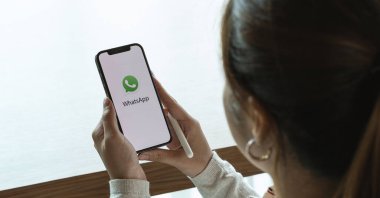 CHIANGMAI, THAILAND - 3 Temmuz 2021: Elmalı iPhone 12 ekranda WhatsApp mobil uygulaması tutan kadın el