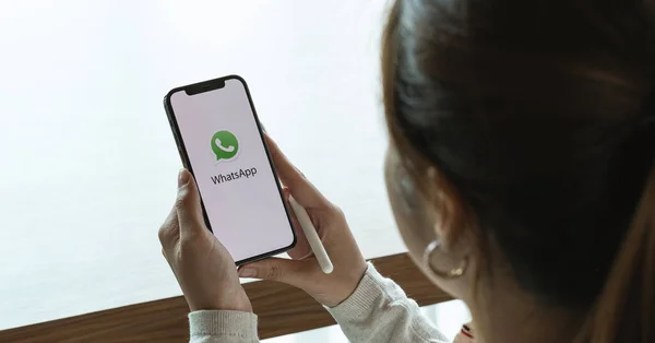 CHIANGMAI, THAÏLANDE - 3 JUILLET 2021 : Application mobile WhatsApp pour prise de main féminine sur iPhone 12 pomme — Photo