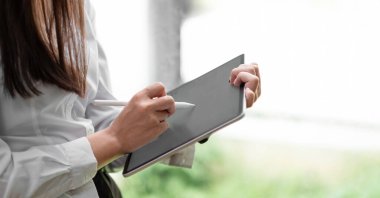 Dijital tablete elektronik kalem stili çizen kadın ellerini kapat. Uzaktan çalışan serbest tasarımcı