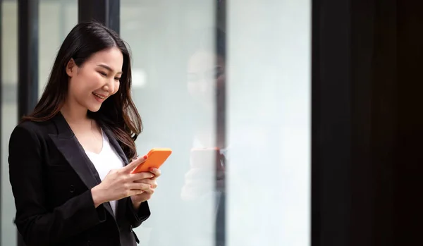 オフィスで美しいかわいいアジアの若いビジネスマン女性,携帯電話を使用して女性 — ストック写真