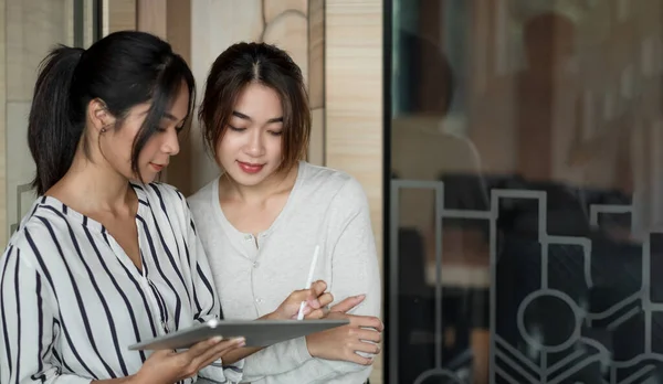 Idea creativa concetto di lavoro di squadra. Gruppo di donna asiatica utilizzando tablet digitale e penna stilo disegno in ufficio — Foto Stock