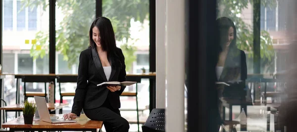 Retrato de sucesso jovem mulher de negócios asiática no escritório, mulher inteligente sentada na mesa e trabalhando com computador portátil — Fotografia de Stock