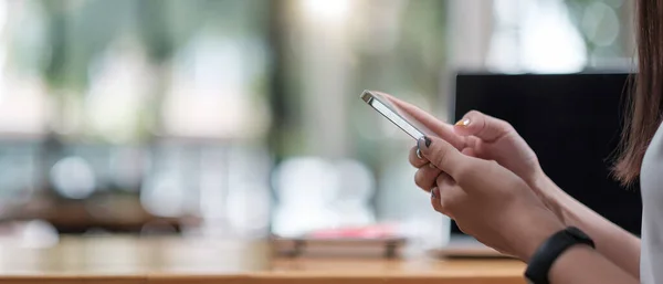 Nahaufnahme Hand der Frau mit Smartphone, SMS, Hipster-Touchscreen auf Smartphone Licht Bokeh, Mädchen mit in den Händen Handy Nahaufnahme, Online-Internet. — Stockfoto