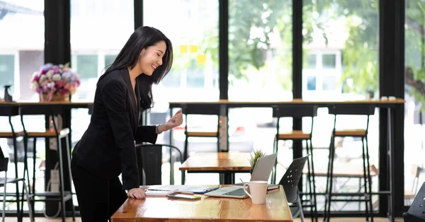 Feliz animado bem sucedido empresária triunfando no escritório, mulher asiática trabalhando com computador portátil para o conceito financeiro de negócios — Fotografia de Stock