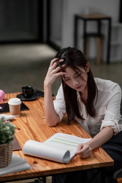 Стресс азиатской деловой женщины, работающей с маркетинговым отчетом. финансовая концепция. — стоковое фото