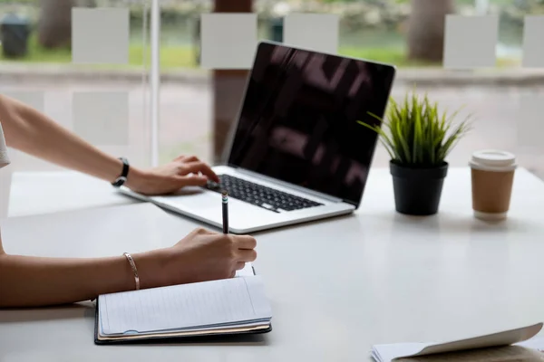 Primer plano de una escritora escribiendo a mano en un cuaderno en casa — Foto de Stock