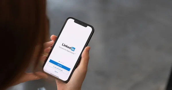 CHIANG MAI, TAILANDIA - 4 DE ABR DE 2021: iPhone 12 con aplicación LinkedIn en la pantalla. LinkedIn es un servicio de redes sociales orientado a las empresas — Foto de Stock