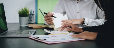 İş danışmanlığı toplantısı çalışıyor ve yeni iş projesi finans yatırım kavramının üzerinde kafa yoruyor