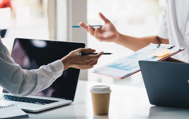 İş danışmanlığı toplantısı çalışıyor ve yeni iş projesi finans yatırım konsepti üzerinde kafa yoruyor. Kapat.