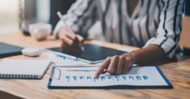 İş kadını puan tablet bilgisayar kullanırken analize rapor verir.