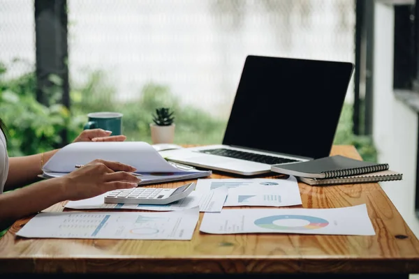 Närbild affärskvinna arbetande ekonomichef Undersökning Process redovisning beräkna analysera marknaden grafen data lager informationsgranskning på arbetsplatsen i office. — Stockfoto