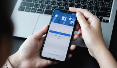 CHIANG MAI, THAILAND - 10 APR 2021: Yeni giriş ekranlı facebook kullanmak için kadın el bilgisayarı iPhone 6S. Facebook dünyadaki en büyük sosyal ağ ve en popüler sosyal ağ sitesidir