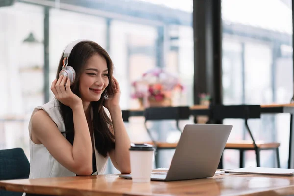 Mulher de negócios asiática em ter uma chamada de vídeo no laptop em casa. business online meeting, aprendizagem online em casa — Fotografia de Stock