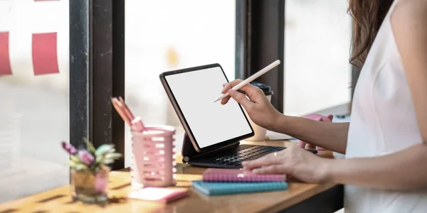 Asiatische Frau hält Stift-Stift-Schreiben auf digitalem Tablet-Computer. Nahaufnahme — Stockfoto