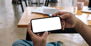 Metin mesajınız veya bilgi içeriğiniz, yatay görünüm için boş kopya alanı olan akıllı telefonu tutan adamın kırpılmış görüntüsü