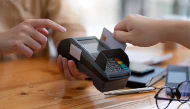 Asya 'lı müşterinin kredi kartını kullanarak kredi kartı konseptiyle alışveriş yaparak EDC' ye geçişi.