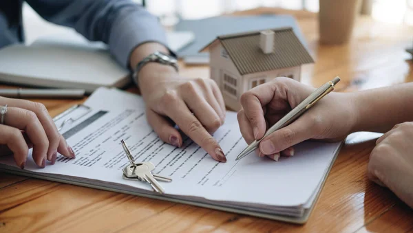 Consultants juridiques, notaire ou avocat de la justice discutant du document contractuel sur place avec le client dans la salle d'audience bureau, affaires, droit de la justice, assurance, service juridique, acheter et vendre concept de maison — Photo