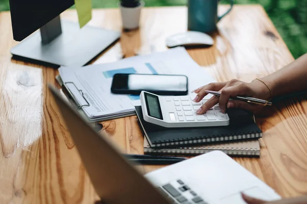 Närbild bokhållare eller finansinspektör händer gör rapport, beräkning. Hushållens ekonomi, investeringar, ekonomi, sparpengar eller försäkringskoncept. — Stockfoto