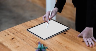 Beyaz beyaz ekranlı tablet üzerinde çizim yapan iş kadını elini kapat