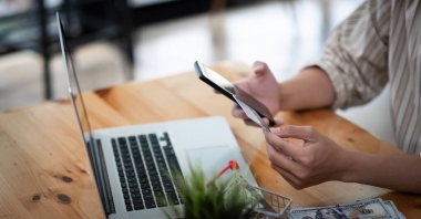 Çevrimiçi alışveriş konsepti, akıllı telefon ve kredi kartı kullanarak online ödeme yapan bir adam.