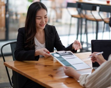 Ofiste iş görüşmesi, özgeçmiş yazma tavsiyelerine odaklan, işverenin iyi hazırlanmış yetenekli başvuru özgeçmişini gözden geçirmesi, başvuru değerlendirmesi, insan kaynakları müdürünün işe alma kararı vermesi,.