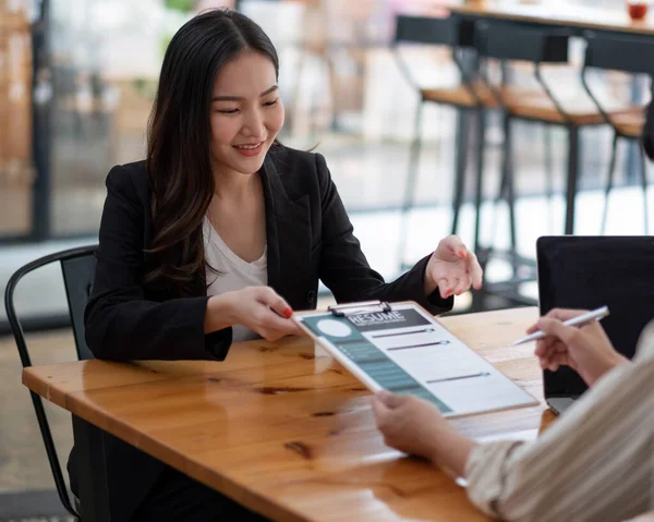 Ofiste iş görüşmesi, özgeçmiş yazma tavsiyelerine odaklan, işverenin iyi hazırlanmış yetenekli başvuru özgeçmişini gözden geçirmesi, başvuru değerlendirmesi, insan kaynakları müdürünün işe alma kararı vermesi,.