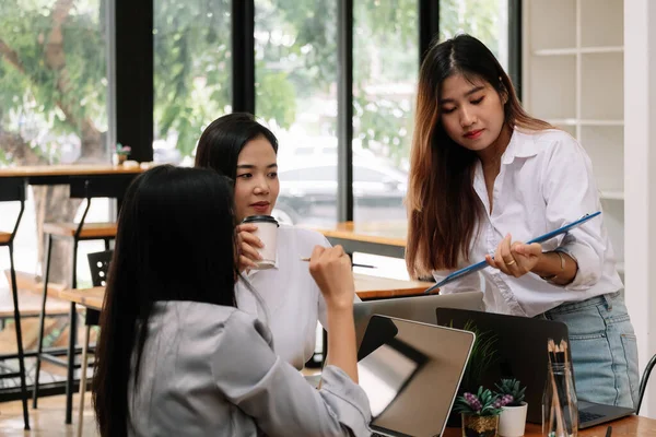 Grupa młodych Azjatów w eleganckim ubraniu casual omawianie biura, Business Team Corporate Organization Meeting Concept. — Zdjęcie stockowe