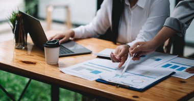 Piyasadaki durumu tartışmak için iş adamlarıyla toplantım var. İş Mali Konsepti.