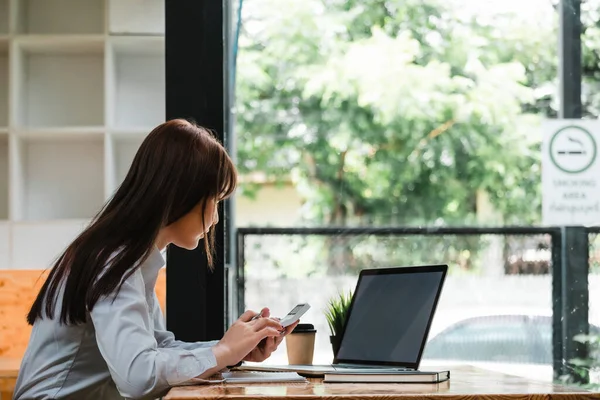 Conceito de contabilidade de negócios, mulher de negócios usando calculadora com laptop de computador, orçamento e papel de empréstimo no escritório — Fotografia de Stock