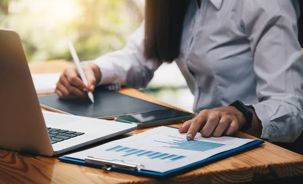 Zakenvrouw werkt met financiën over kosten en calculator en tablet, met pen stylus op haar kantoor — Stockfoto