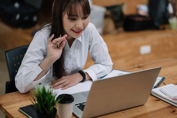 若いアジアの女性のビデオ通話会議ビジネスや教育オンライン学習のためのラップトップコンピュータ上で — ストック写真