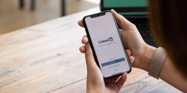 CHIANG MAI, THAILAND - 26 SEP 2021: LinkedIn uygulamalı iPhone X ekranda. LinkedIn iş odaklı bir sosyal ağ hizmetidir
